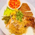 Hình ảnh Cơm tấm sườn nướng mật ong - bì thịt khìa sợi