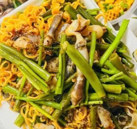 Hình ảnh Ốc móng tay xào mì 2 gói
