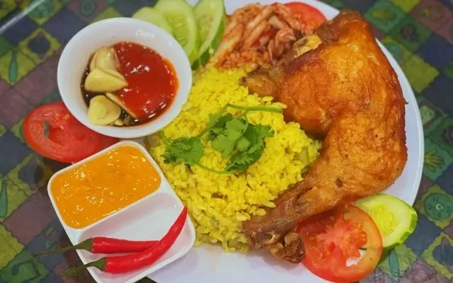 Hình ảnh Cơm đùi gà góc tư mắm tỏi