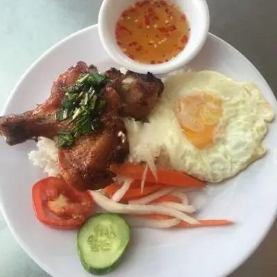 Hình ảnh Cơm gà nướng tỏi - ốp la