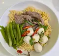 Hình ảnh Mì thịt bò và cá viên chua cay