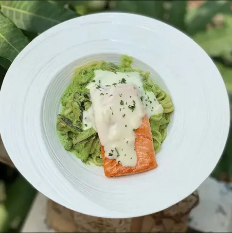Hình ảnh Mì Ý cá hồi nấm sốt kem pesto