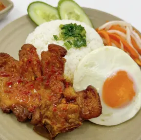 Hình ảnh Cơm sườn, trứng ốp la