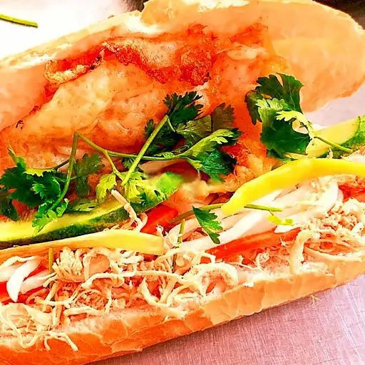 Hình ảnh Bánh mì gà xé - trứng