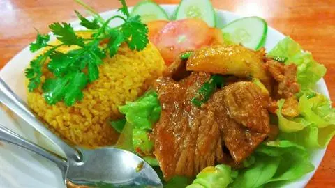 Hình ảnh Cơm chiên thịt bắp xào sa tế