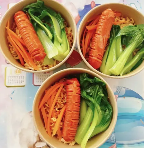 Hình ảnh Mì trộn xúc xích