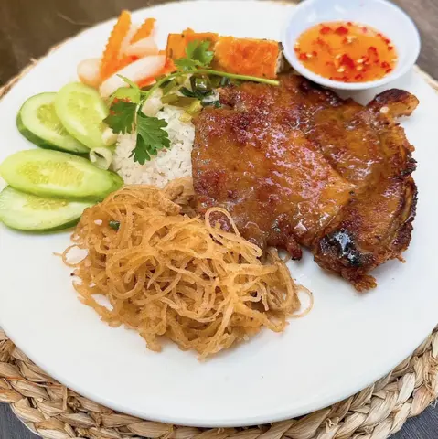 Hình ảnh Cơm tấm sườn bì chả