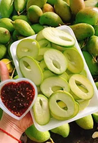 Hình ảnh Xoài Thái gọt sẵn - mắm ruốc