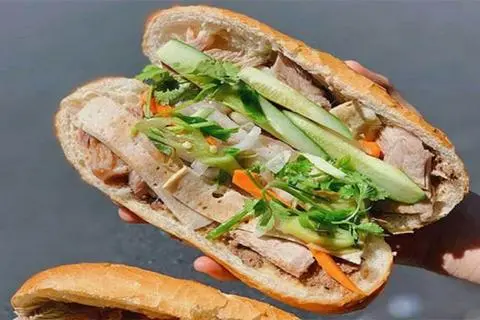 Hình ảnh Bánh mì chả lụa