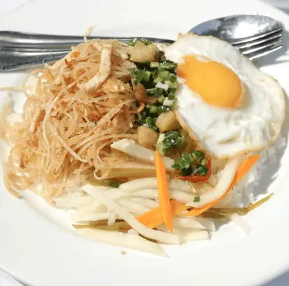 Hình ảnh Cơm tấm Bì .2trứng ốp la+ canh rong biển