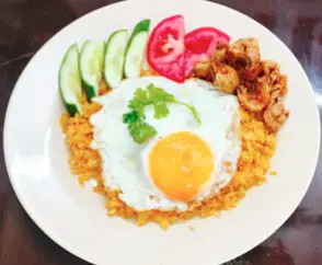 Hình ảnh Cơm chiên trứng da gà giòn