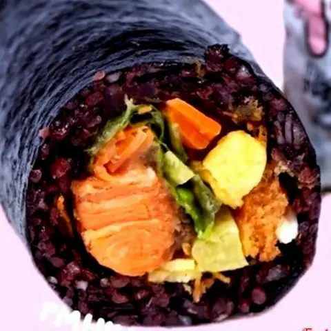Hình ảnh Onigiri đặc biệt cá hồi