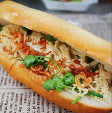 Hình ảnh Bánh mì gà xé