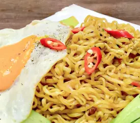 Hình ảnh Mì trộn trứng ốp la