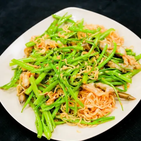 Hình ảnh Ốc móng tay xào rau muống mì