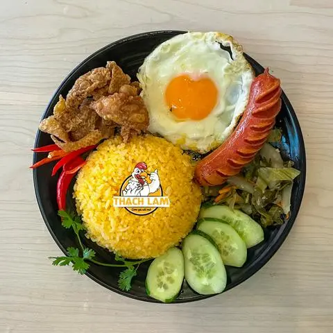 Hình ảnh Cơm xúc xích trứng - da gà