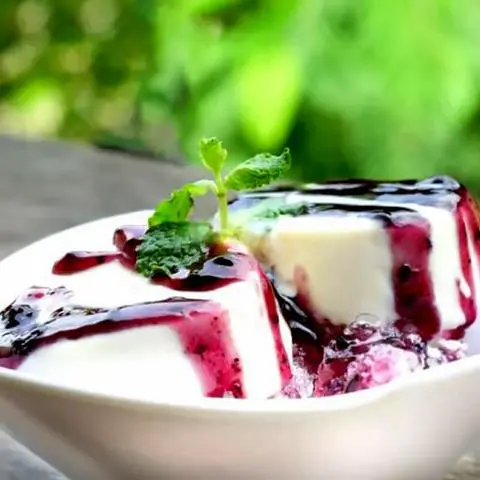 Hình ảnh Panna cotta phủ mứt việt quất