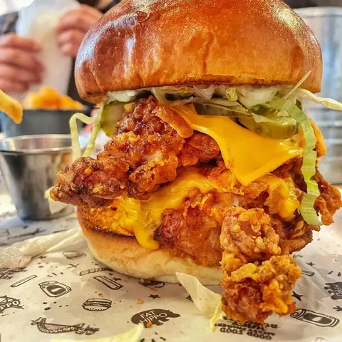 Hình ảnh Burger gà 2 tầng tắm phô mai - King tender burger