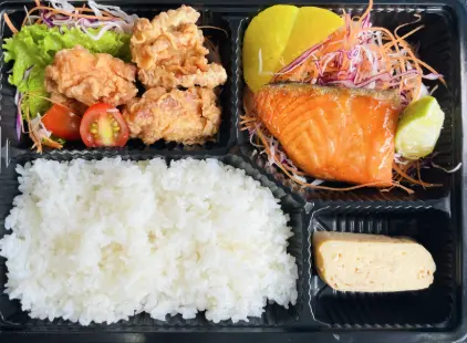 Hình ảnh Set cơm cá hồi - gà chiên kiểu Nhật