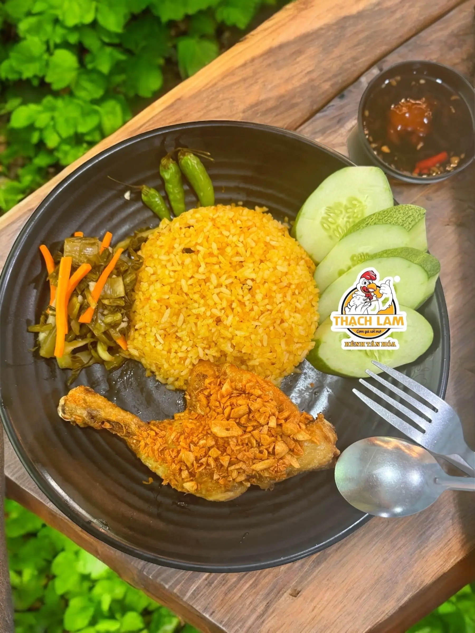Hình ảnh Cơm gà mắm tỏi - đùi vừa