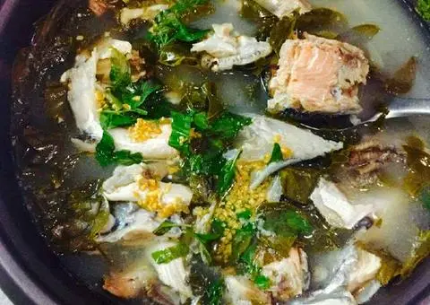 Hình ảnh Lẩu cá hồi nấu lá giang