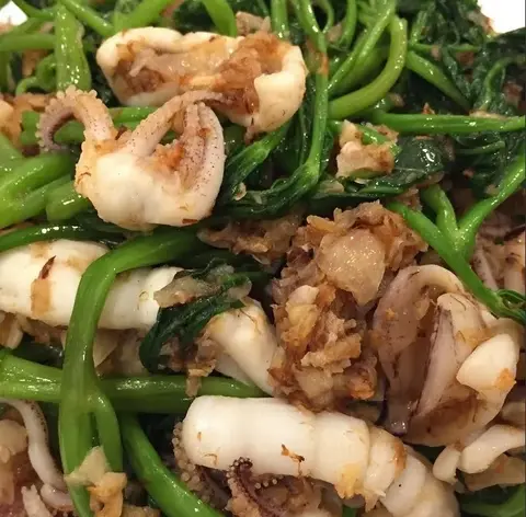 Hình ảnh Mực ống xào rau muống