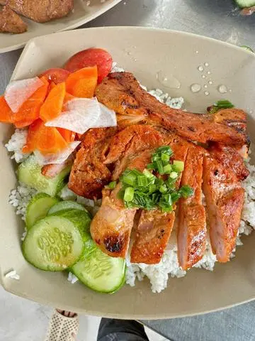 Hình ảnh Cơm tấm sườn nướng + canh rong biển