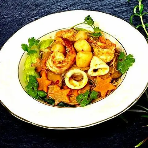 Hình ảnh Mì trứng hải sản sa tế