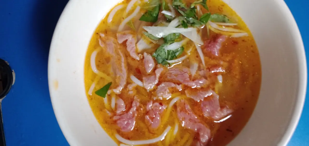 Hình ảnh Bún bò tái ( tô lớn kèm muỗng đũa)