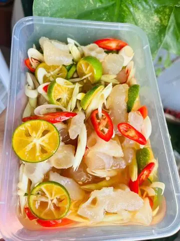 Hình ảnh Gân bò sả tắc - rau tiến vua
