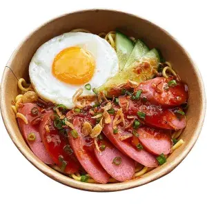 Hình ảnh Mì trộn trứng - xúc xích