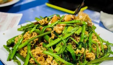 Hình ảnh Mì xào rau muống