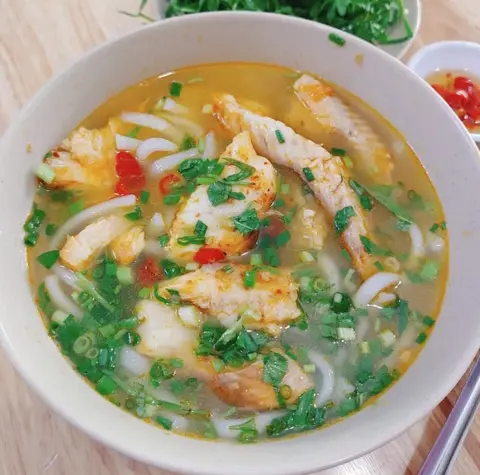 Hình ảnh Bánh canh cá lóc tô nhiều cá