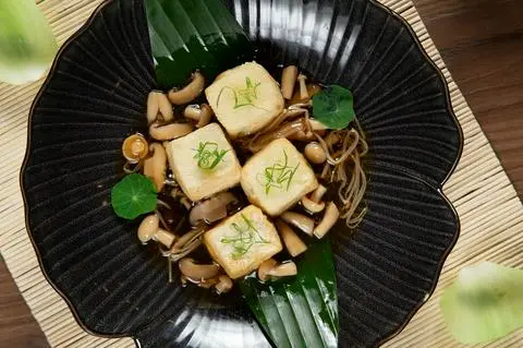 Hình ảnh Đậu hũ xào nấm tịnh lạc - tinh lac tofu stir fried with mushrooms - ve10