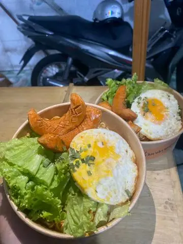 Hình ảnh Mì trộn trứng xúc xích