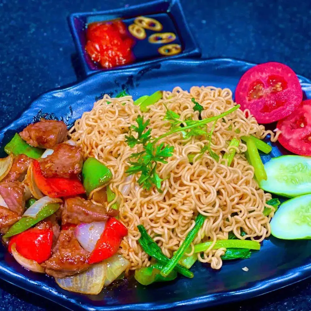 Hình ảnh Mì xào bò lúc lắc - canh rong biển