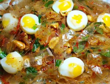 Hình ảnh Bánh tráng dẻo phơi sương trộn sate trứng cút tỏi giòn 