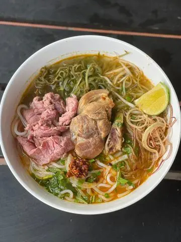 Hình ảnh Bún bò giò tái