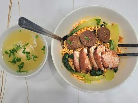 Hình ảnh Mì trộn đùi gà sốt mắm tiêu đen