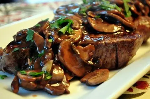 Hình ảnh Bò bít tết sốt nấm