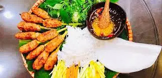 Hình ảnh Nem nướng cuốn bánh tráng 