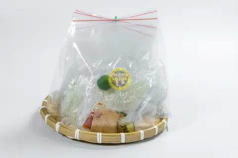 Hình ảnh Bánh tráng trộn muối sa tế tỏi nước zip