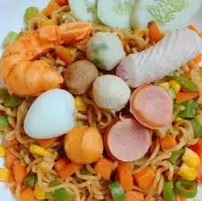 Hình ảnh Mì trộn indomie đầy đủ