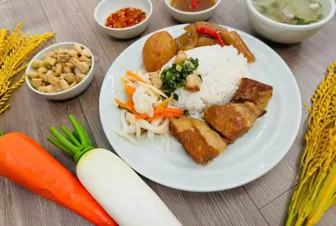 Hình ảnh Cơm trứng kho - da heo