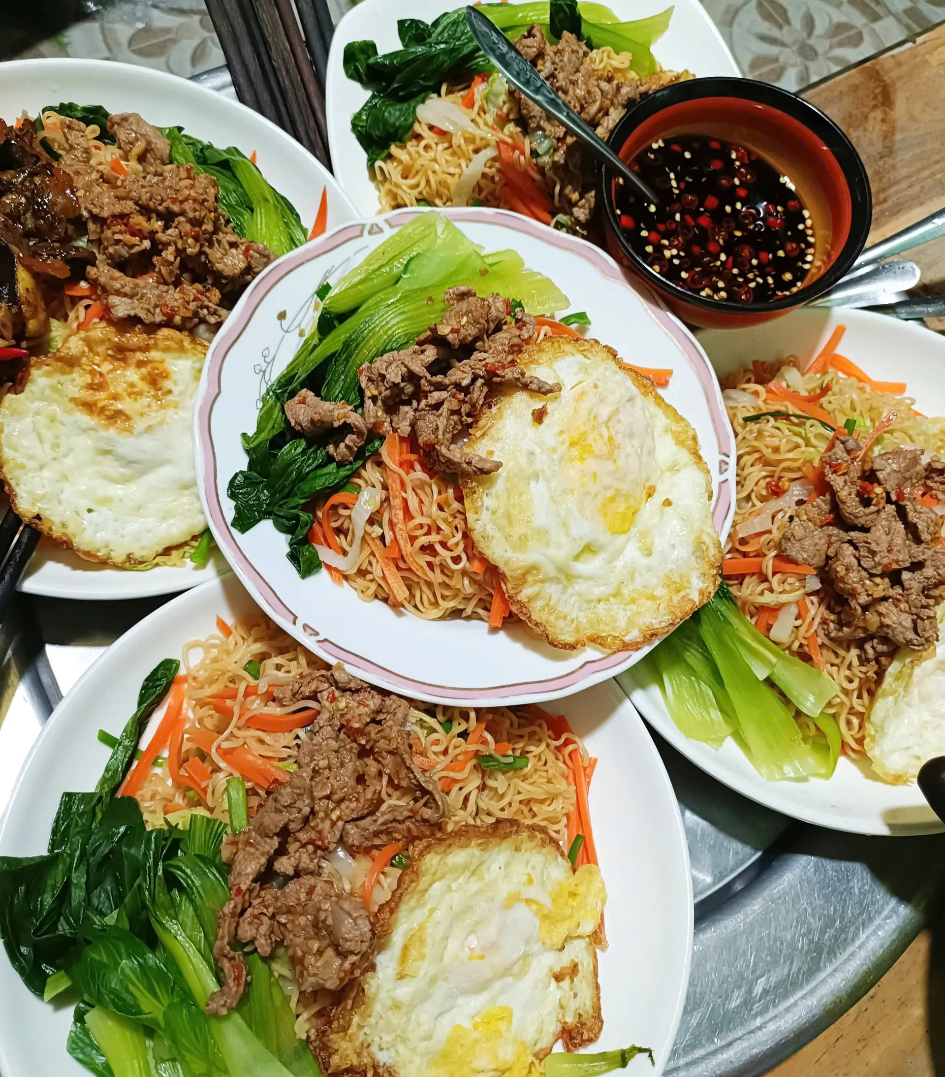 Hình ảnh Mì xào mắm tỏi trứng - bò
