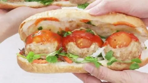 Hình ảnh Bánh mì xíu mại - xá xíu - trứng