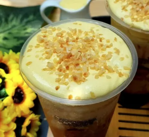 Hình ảnh Trà sữa kem trứng nướng kèm topping 