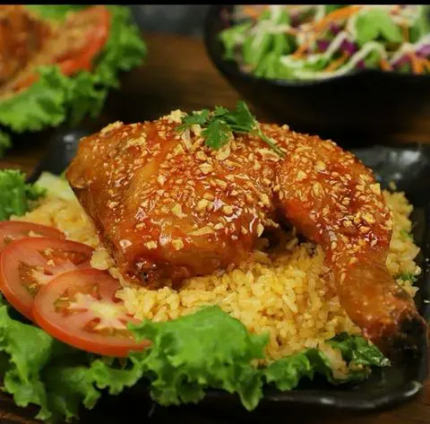 Hình ảnh Cơm gà xối mỡ đùi