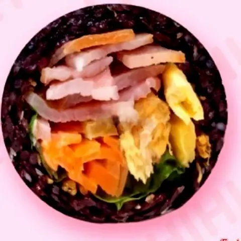 Hình ảnh Onigiri đặc biệt heo xông khói