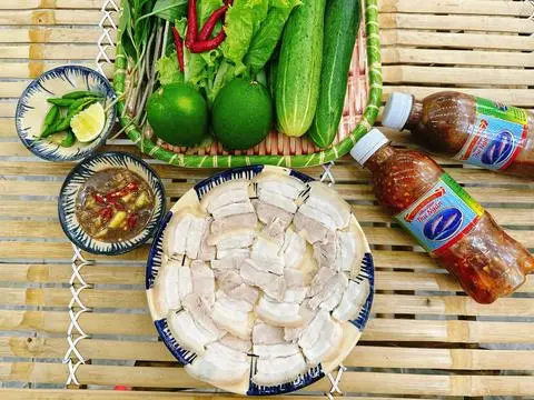 Hình ảnh Thịt luộc cuốn rau sống